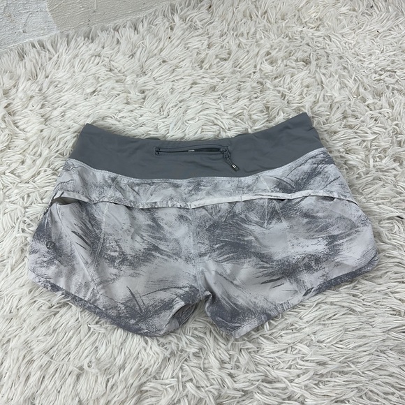 Lululemon Speed Short (4-way Stretch 2.5") Breeze By White Light Cast - Picture 3 of 4